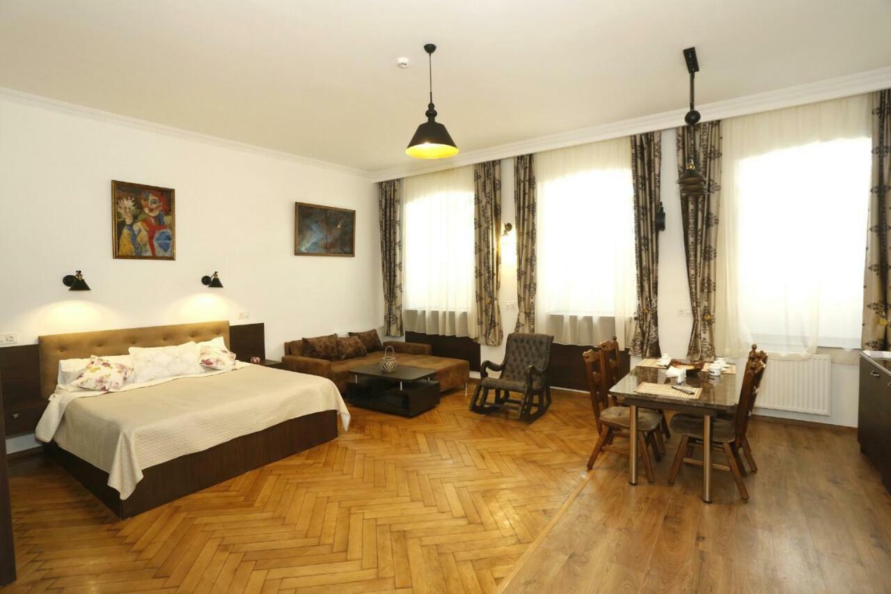 Old - Gold Gala Apartment Tbilisi ภายนอก รูปภาพ
